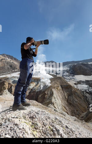 Fotograf nimmt ein Bild im Krater des aktiven Vulkans Mutnovsky (Mutnovka). Kamtschatka, Russland. Stockfoto