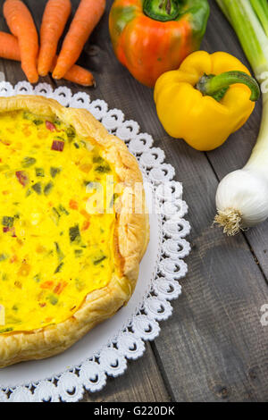 Herzhafte Kuchen mit Paprika, Zwiebeln, Karotten und Zucchini. Stockfoto