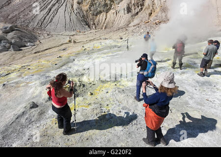 Fotografen nimmt ein Bild Vulkanlandschaft und aktive Schwefel Fumarolen, auswerfen, Dampf und Gas im Krater des aktiven Vulkans Stockfoto