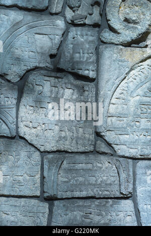 Krakauer Mauer, Detail einer maroden Mauer, die aus zerbrochenen Grabsteinfragmenten auf dem jüdischen Remuh-Friedhof in Krakow, Polen, Europa besteht Stockfoto