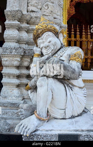 Thai Riese oder Yak schlafenden Wächter Statue in Kirche von Wat Phra, dass Suthon Mongkons Khiri in Phrae, Thailand Stockfoto