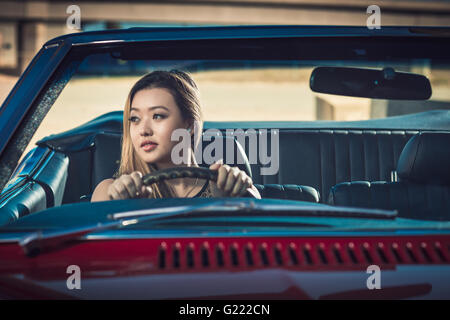 Lächelnde attraktive Mädchen sitzen im Oldtimer, South Australia Stockfoto