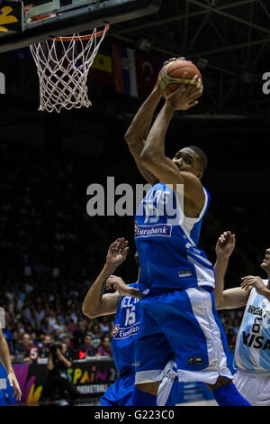 Giannis Antetokounmpo, Spieler von Griechenland, schnappt sich einen Rebound bei FIBA Basketball World Cup 2014 Gruppenphase Spiel am 4. September 2014 in Sevilla, Spanien Stockfoto