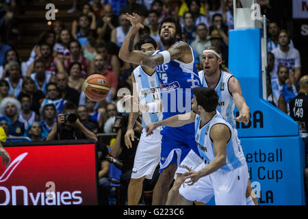 Georgios Printezis (C), Spieler von Griechenland, erhält eine Störung des Facundo Campazzo (R), Spieler des Argentinien, während der FIBA Basketball World Cup 2014 Gruppenphase Spiel, am 4. September 2014 in Sevilla, Spanien Stockfoto