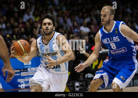 Facundo Campazzo (L), Spieler des Argentinien, treibt den Ball und Nick Calathes (R), Spieler von Griechenland, verteidigt während FIBA Basketball World Cup 2014 Gruppenphase Spiel am 4. September 2014 in Sevilla, Spanien Stockfoto