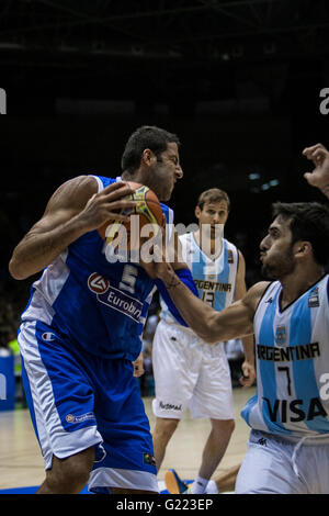 Giannis Bourousis (L), Spieler von Griechenland, schnappt sich einen Rebound über Facundo Campazzo (R), Spieler des Argentinien, während der FIBA Basketball World Cup 2014 Gruppenphase Spiel am 4. September 2014 in Sevilla, Spanien Stockfoto