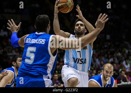 Facundo Campazzo (R), Spieler des Argentinien, schießt über Giannis Bourousis (L), Spieler von Griechenland, während FIBA Basketball World Cup 2014 Gruppenphase Spiel am 4. September 2014 in Sevilla, Spanien Stockfoto