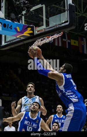 Giannis Bourousis (R), Spieler von Griechenland, schnappt sich einen Rebound bei FIBA Basketball World Cup 2014 Gruppenphase Spiel am 4. September 2014 in Sevilla, Spanien Stockfoto