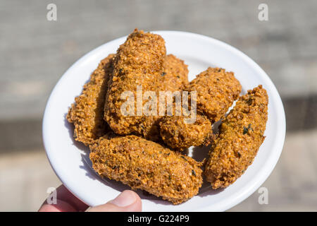 Falafel auf einem weißen Teller Stockfoto