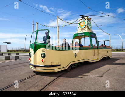 Vintage Straßenbahn Nr. 600 Box Car Heritage Tram, fylde Küste, Straßenbahn, Trolleybus, Trolleybusse Touren auf Blackpool South Shore Promenade, Lancashire, UK Stockfoto