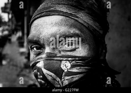 Mann trägt Schal über Mund mit einem schmutzigen Gesicht, Delhi, Indien Stockfoto