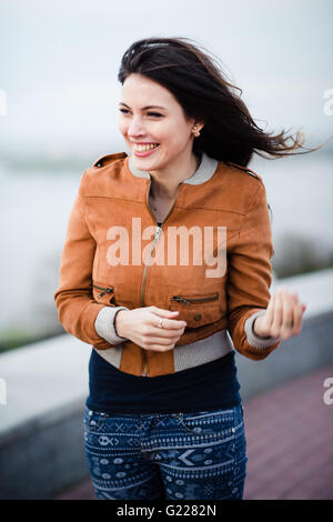 Junger Mann Biertrinken im Café im Freien und auf der Suche nach seitwärts. Selektiven Fokus. Stockfoto