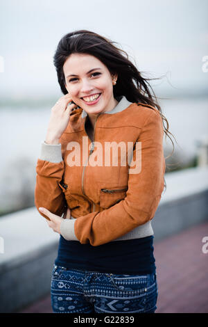 Closeup Portrait von hübschen Kerl seine Getränk im Café Außenveranda. Selektiven Fokus auf Bier. Stockfoto