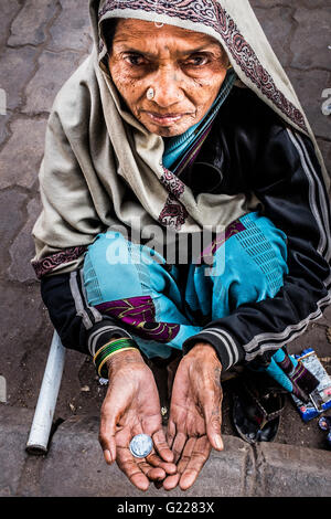 Bettler Womanholding Hand für Geld in Delhi, Indien. Stockfoto