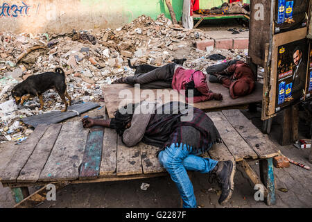 Männer schlafen auf den Straßen von Delhi, Indien. Stockfoto