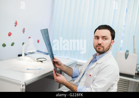 Krankenhausarzt holding des Patienten Röntgenfilm und MRT, wegschauen Stockfoto