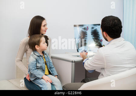 Mutter und Kind an der Rezeption bei der Kind-Kinderarzt Stockfoto