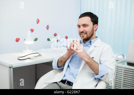 Arzt in Absprache mit Patienten sitzen vor der ihm Stockfoto