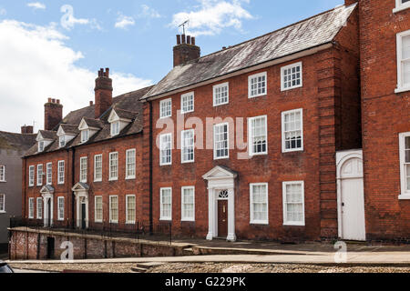 Rote gemauerte georgische Reihenhäuser in Broad Street, Ludlow, Shropshire, England, Großbritannien Stockfoto