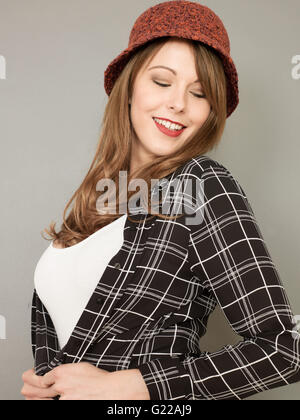 Porträt einer Frau über ihre Schulter lächelt entspannt und zufrieden Stockfoto