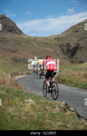 Sportliche Fahrer beginnen ihren Aufstieg der Hardknott Pass. Stockfoto