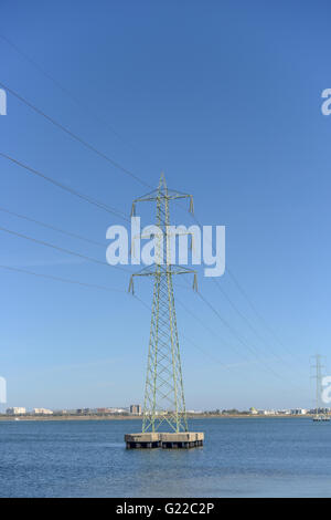 Stromleitungen im Wasser am Hafen in Tunis / Tunesien Stockfoto