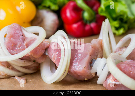 Aufgespießt mariniertes rohes, rotes Fleisch, Schwein und Lamm Schaschlik Shish Kebab Grill Stockfoto