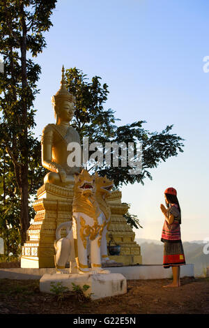 Hilltribe Thailänderin beten vor einer Buddhastatue In Thailand Stockfoto