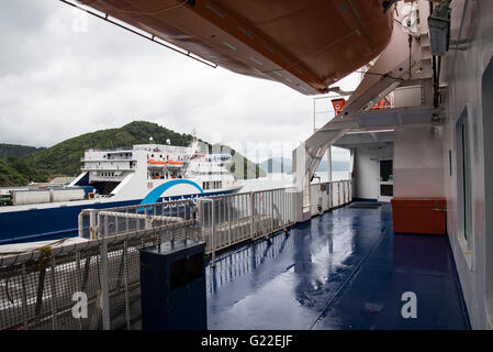 Ansicht von Bluebridge Fähre von InterIslander Fähre, Picton, Neuseeland. Stockfoto