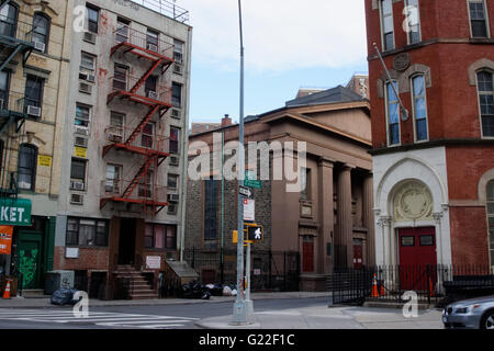 St. James römisch-katholische Kirche auf der James Street in Chinatown ist das zweite älteste römische katholische Gebäude in New York City. Stockfoto