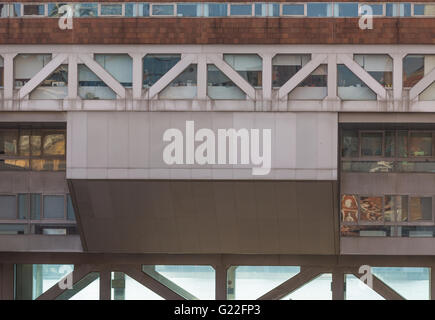 Detail aus einem erhöhten Laufsteg zwischen zwei Gebäuden in NEW YORK CITY Tribeca Stockfoto