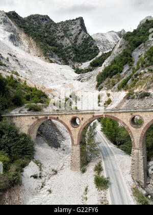 Ponti di Vara weißen Marmor-Steinbruch, Carrara, Italien. Grauer Tag. Berühmte Brücke. Stockfoto