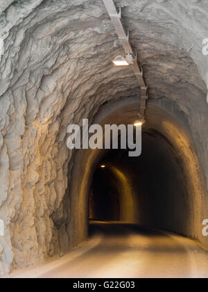 Kein Licht am Ende des Tunnels. Stockfoto