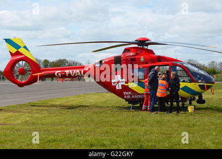 Thames Valley und Chiltern Air Ambulance ist eine Organisation, die medizinische Dienstleistungen mit Airbus H 135 G - TVAL Hubschrauber Stockfoto