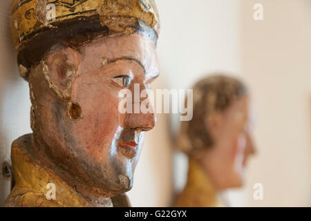 Astorga, Spanien: Figuren des Heiligen Petrus (links) und Paulus im El Museo de Los Caminos im Bischöflichen Palast von Astorga. Stockfoto