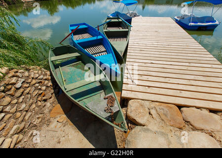 Ein Fischerboot voll Wasser in der Nähe von einem pier Stockfoto