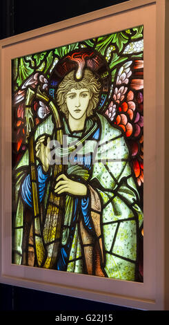 Lobte Engel Glasmalerei, Edward Burne-Jones, eine Ausstellung in der William Morris Gallery, Wasserhaus, Walthamstow, Nord-London, E17 Stockfoto