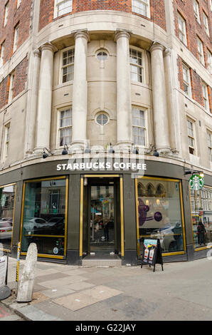 Der Starbucks Coffee Shop auf Queensway in Bayswater, London. Stockfoto