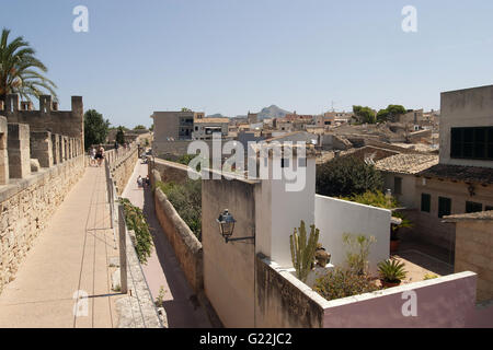 ein schönes Foto von Alcudias Altstadt Festungsmauern und die Städte typischen bunten Häuser in Palma De Mallorca, Spanien Stockfoto