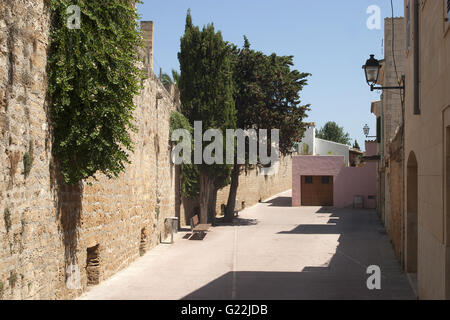 ein schönes Foto von einer ruhigen Gasse im Schatten mit Alcudias Altstadt Festung Wände, Palma De Mallorca, Spanien, am Meer, touri Stockfoto