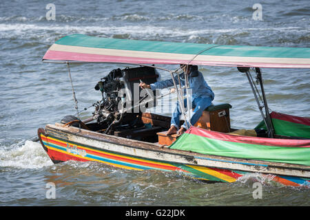 Long-Tail-Boote In Bangkok am Chao Phraya River Stockfoto