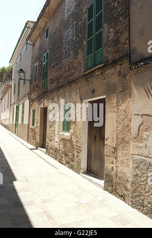 ein schönes Weitwinkel-Foto von einer ruhigen Gasse mit typischen rustikalen Häusern in Alcudia Altstadt, Palma De Mallorca, Spanien, Hot Stockfoto