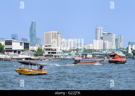 Long-Tail-Boote In Bangkok am Chao Phraya River Stockfoto