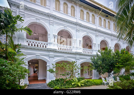 Eine detaillierte Ansicht der Fassade eines der Innenhöfe im Raffles Hotel in Singapur am 11. Juli 2012. Stockfoto