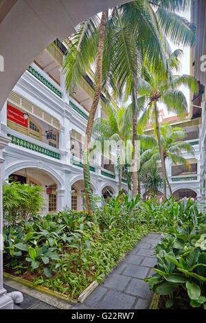 Ein Blick auf die eines der Höfe im Raffles Hotel in Singapur am 11. Juli 2012. Stockfoto