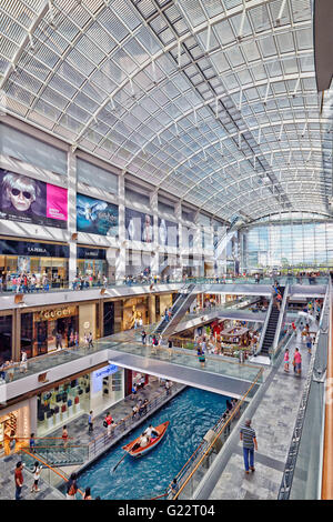 Innenansicht des Einkaufszentrums Marina Bay Sands in Singapur am 21. Juli 2012. Stockfoto