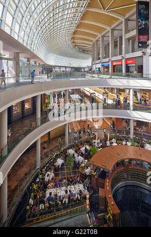 Innenansicht des Einkaufszentrums Marina Bay Sands in Singapur am 21. Juli 2012. Stockfoto