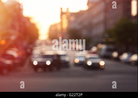 Auto mit Lichter am Abend Stadt unterwegs. Verschwommen Stockfoto