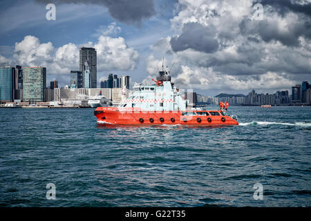 HONG KONG, Victoria Harbour - Juni 2, 2015: Ein Feuer Tug Boat kreuze Victoria Harbour in Hong Kong am 2. Juni 2015. Stockfoto