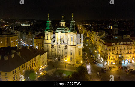 Kirche des Heiligen Nikolaus, Altstädter Ring in der Nacht, Prag, Tschechische Republik. Entnommen aus dem Turm des alten Rathauses. Stockfoto